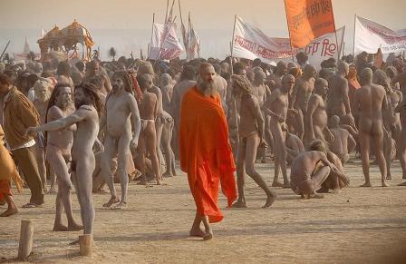 Plus ou moins habillés, les sadhus se joignent massivement aux processions de la Kumbh Mela