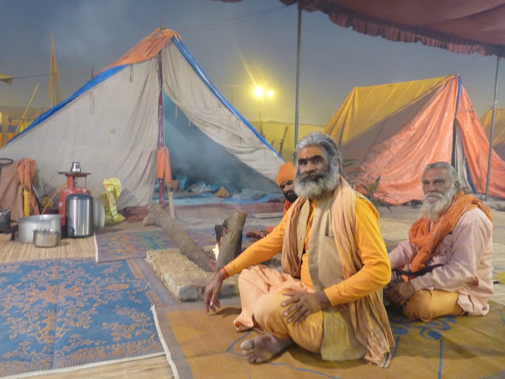Discussion entre sâdhus devant la tente