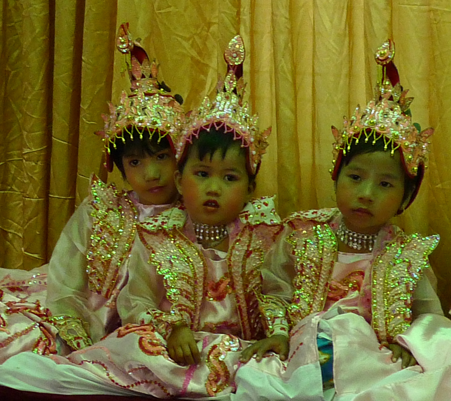 jeunes garçons birmans pendant la cérémonie