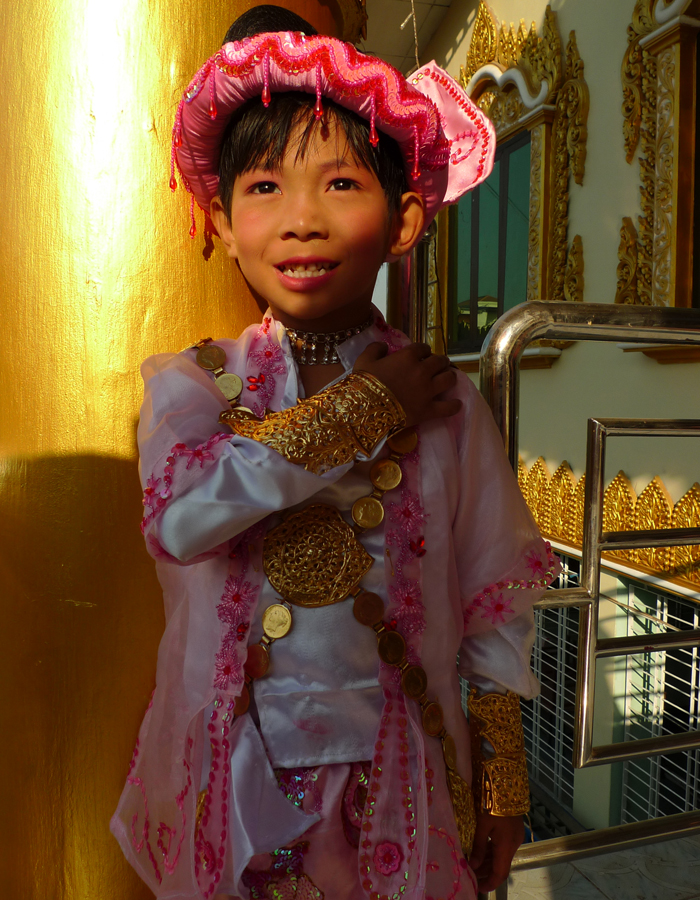 Jeune garçon birman en habit de cérémonie