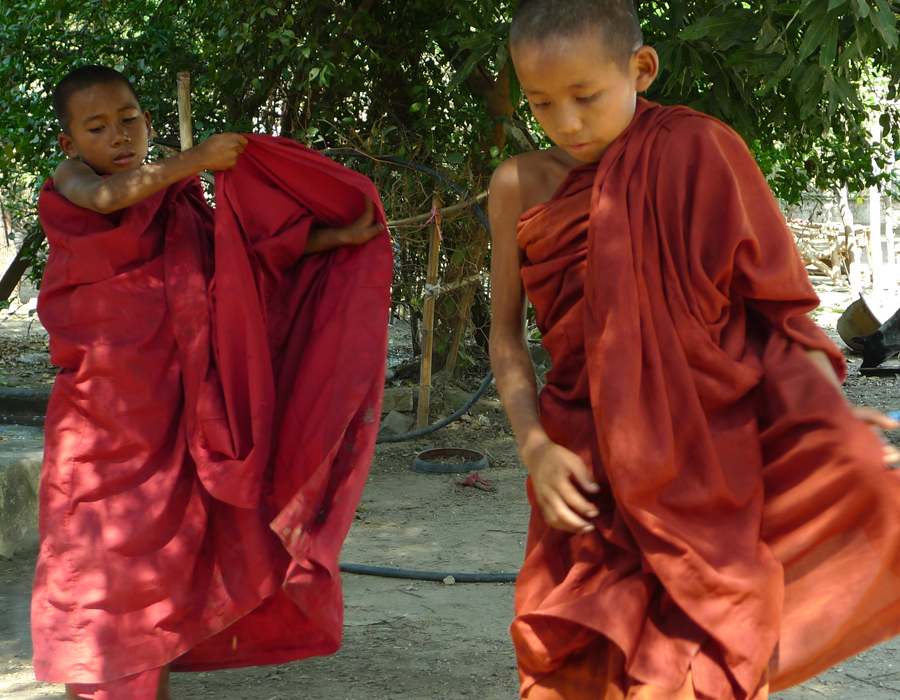 jeunes moines bouddhistes