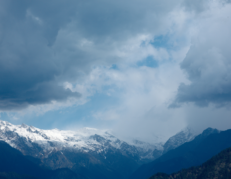 Montagnes enneigées de l'Himachal Pradesh