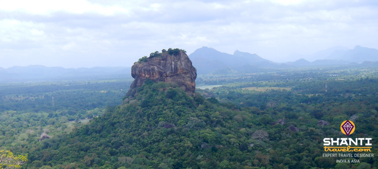 Rocher au nord de la forteresse de Sigiriya