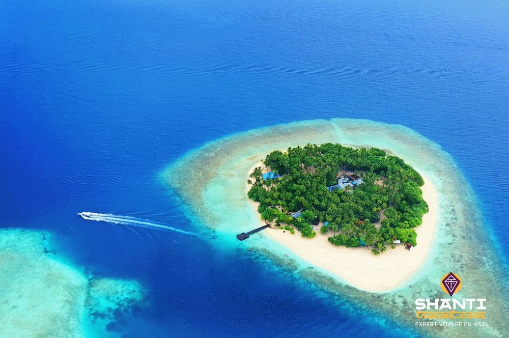 Maldives petite île perdue dans l'océan